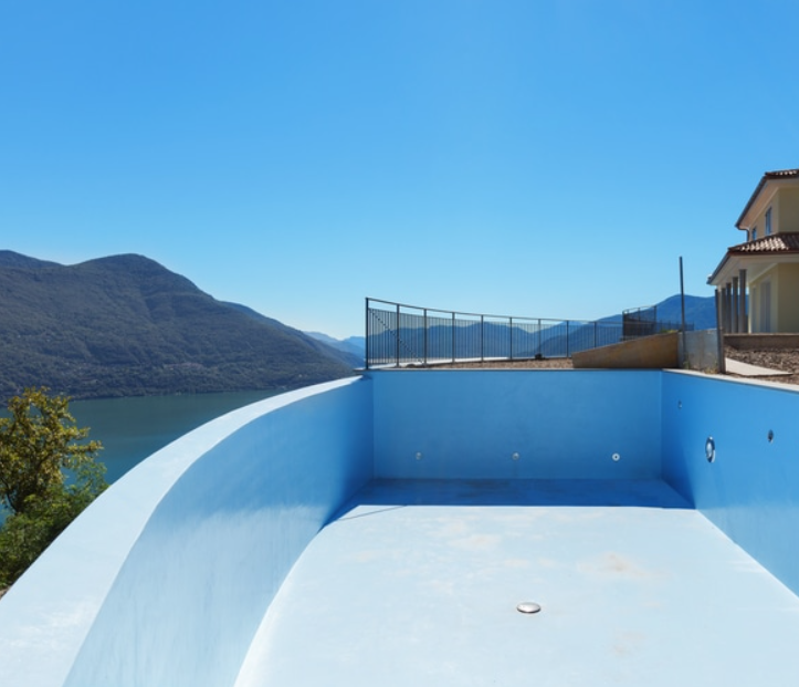 Chlorinated rubber coating on wear-exposed structure